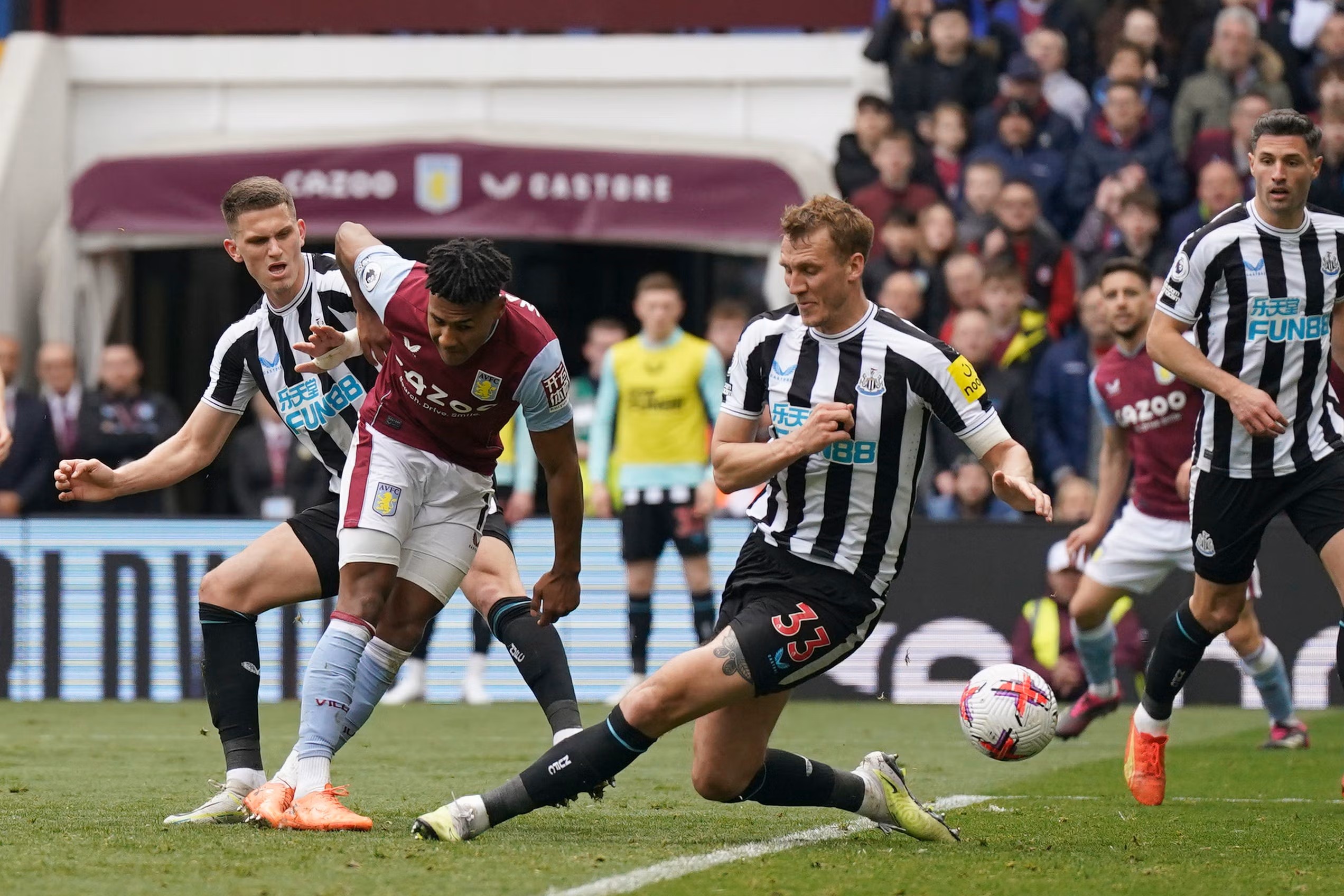 HLV Eddie Howe chỉ trích thẳng mặt Isak