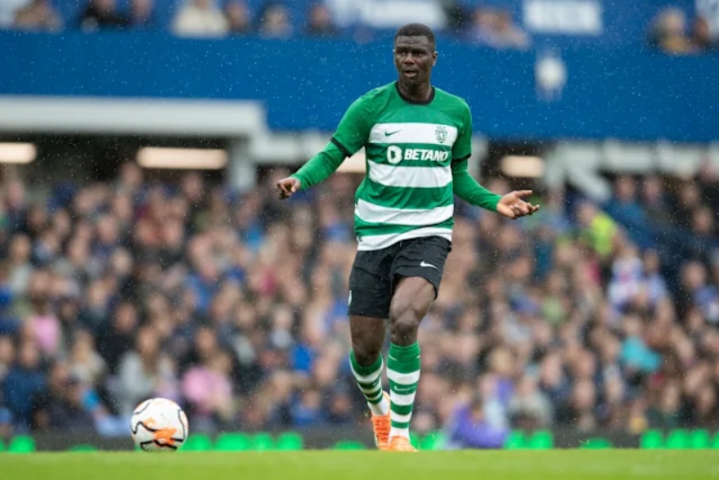 Liverpool xem xét phương án thay thế Ibrahima Konate