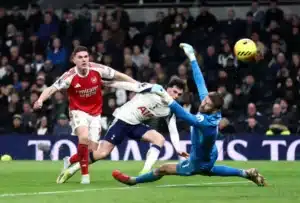 Arsenal hủy diệt Tottenham